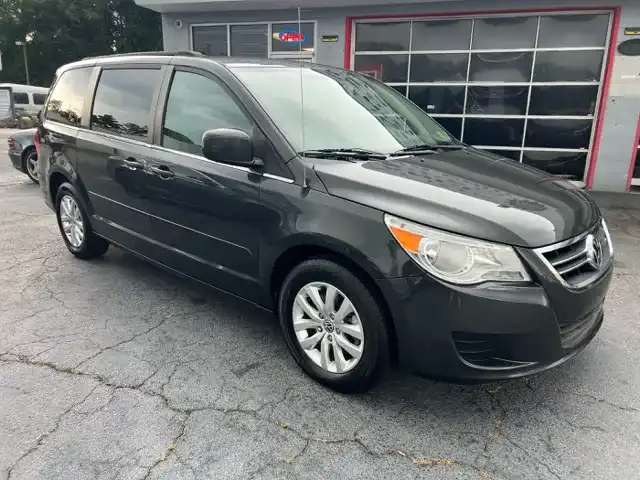 2012 Volkswagen Routan SE's photo