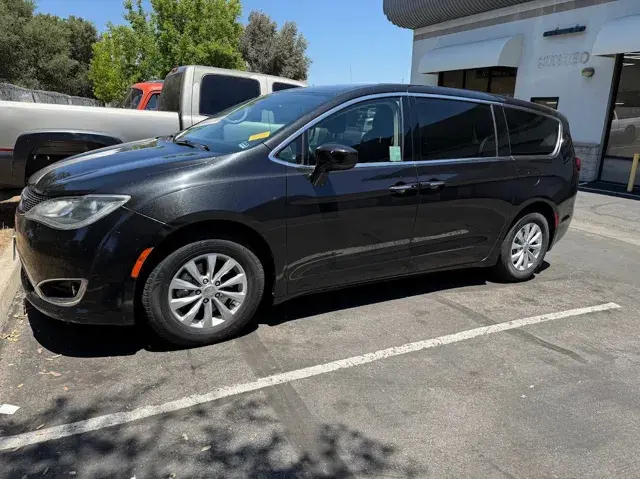 2018 Chrysler Pacifica Touring Plus photo 3
