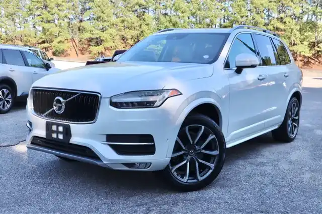 2018 Volvo XC90 T6 AWD Momentum's photo