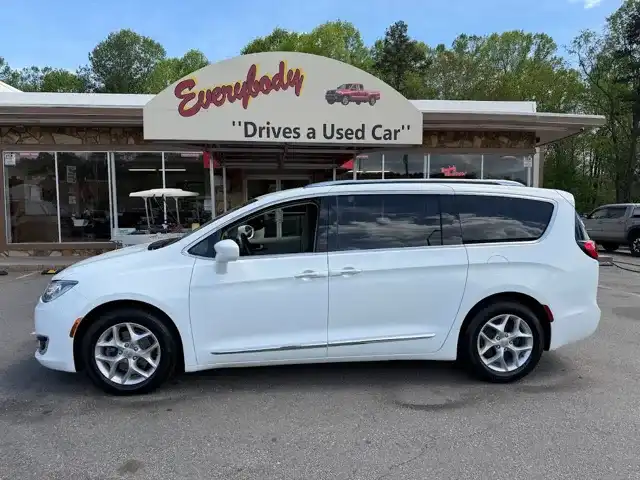 2018 Chrysler Pacifica Touring L's photo