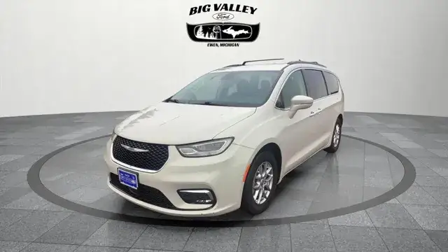 2021 Chrysler Pacifica Touring photo 1