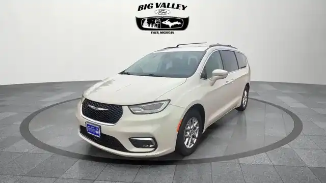 2021 Chrysler Pacifica Touring's photo