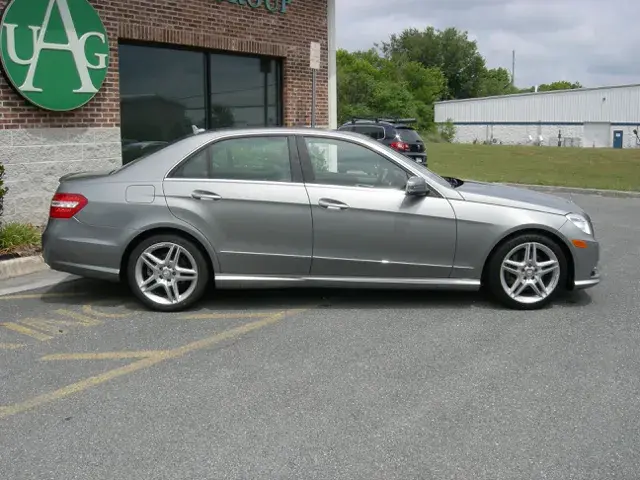 2013 Mercedes-Benz E-Class E350 Luxury photo 4