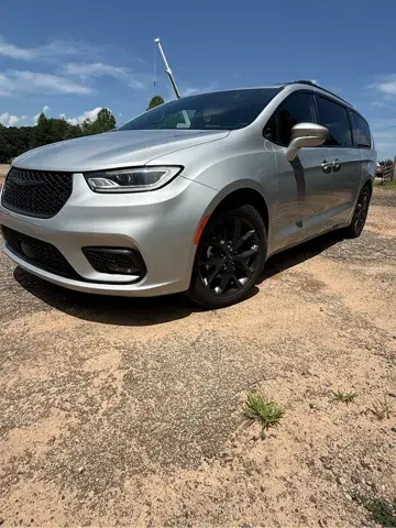 2022 Chrysler Pacifica Touring L photo 3