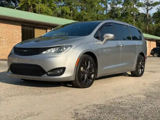 2019 Chrysler Pacifica Touring L's photo