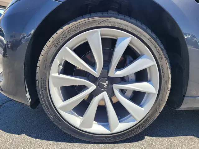 2019 Tesla Model 3 Standard Range Plus photo 3
