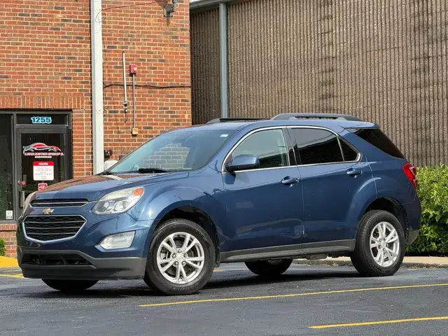 2017 Chevrolet Equinox LT photo 1