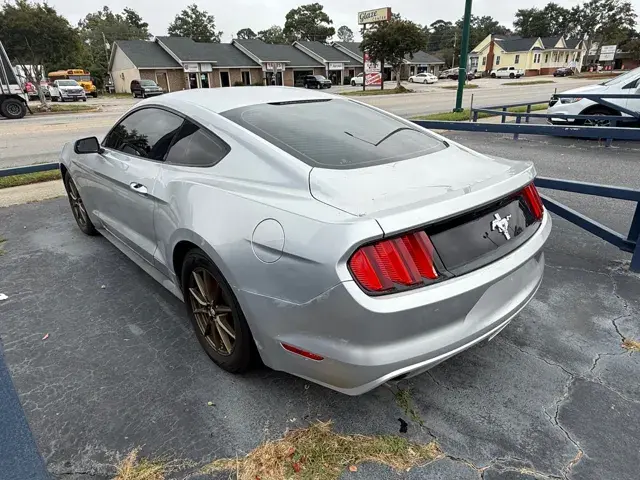 2015 Ford Mustang V6 Coupe photo 3