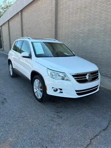 2011 Volkswagen Tiguan S auto's photo
