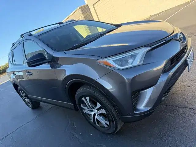 2016 Toyota RAV4 LE's photo