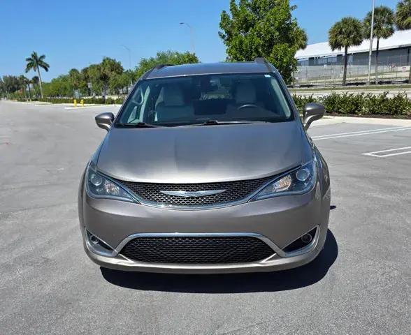 2017 Chrysler Pacifica Touring L photo 3
