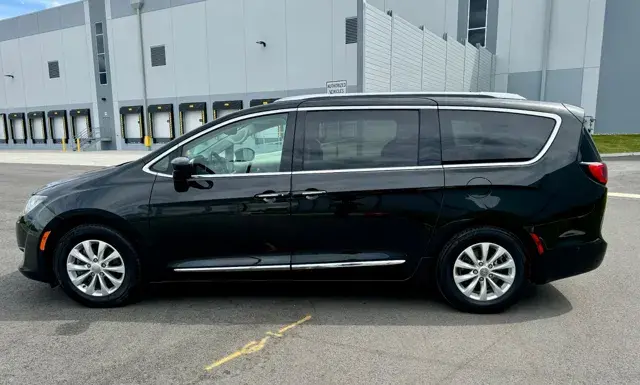 2018 Chrysler Pacifica Touring L photo 5