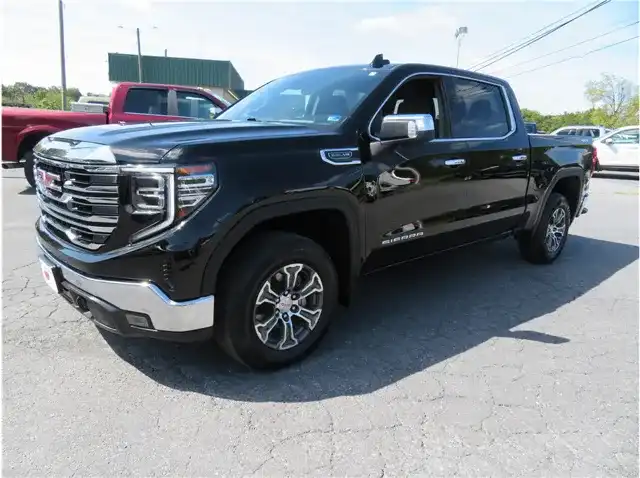 2025 GMC Sierra SLT 4WD Crew Cab Short Box's photo