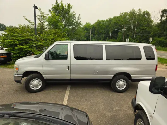 2011 Ford E-Series XLT E-350 Super Duty Extended photo 5