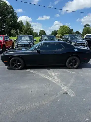 2016 Dodge Challenger SXT's photo