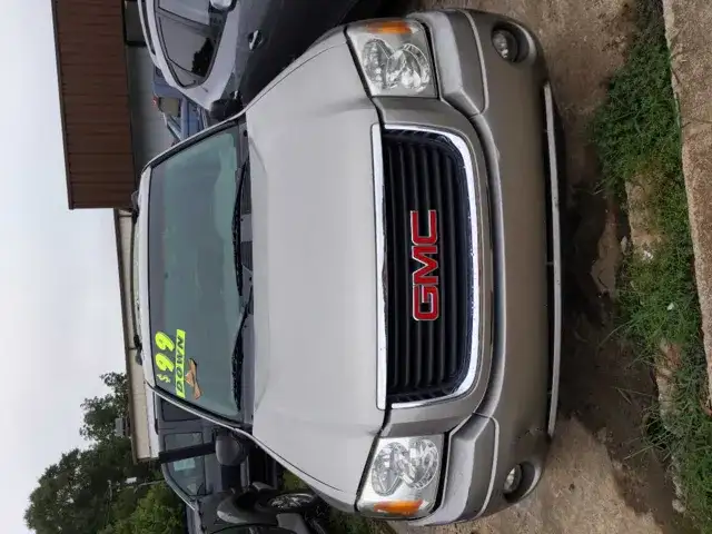 2002 GMC Envoy 2WD SLE's photo