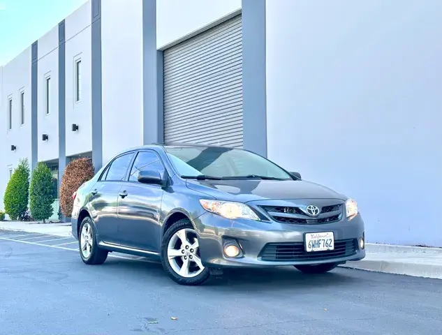 2012 Toyota Corolla LE AT photo 3