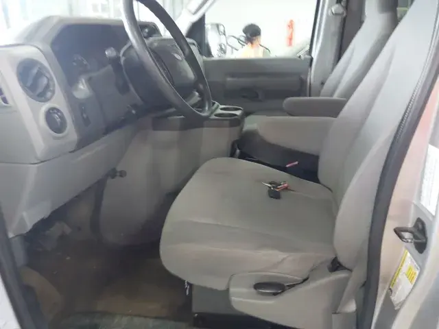 2011 Ford E-Series XLT E-350 Super Duty Extended photo 5