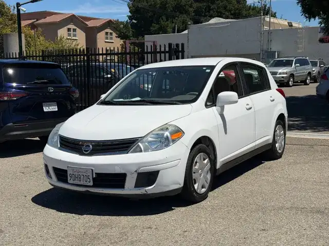 2011 Nissan Versa 1.8 S Auto's photo