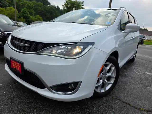 2017 Chrysler Pacifica Touring-L photo 1