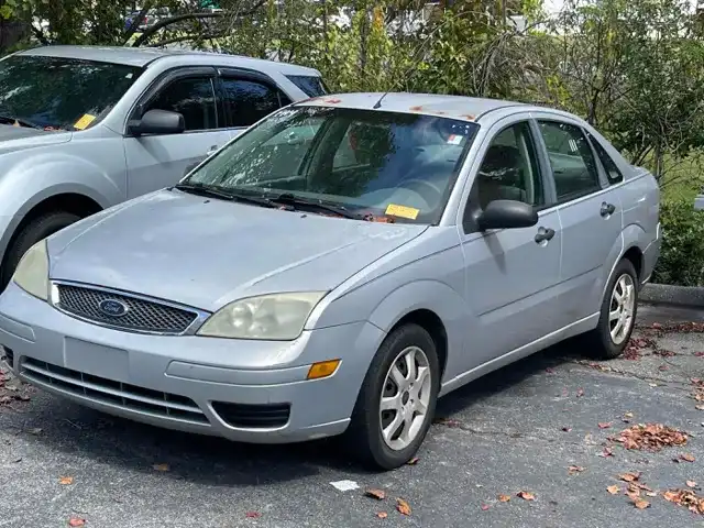 2005 Ford Focus ZX4 SE's photo