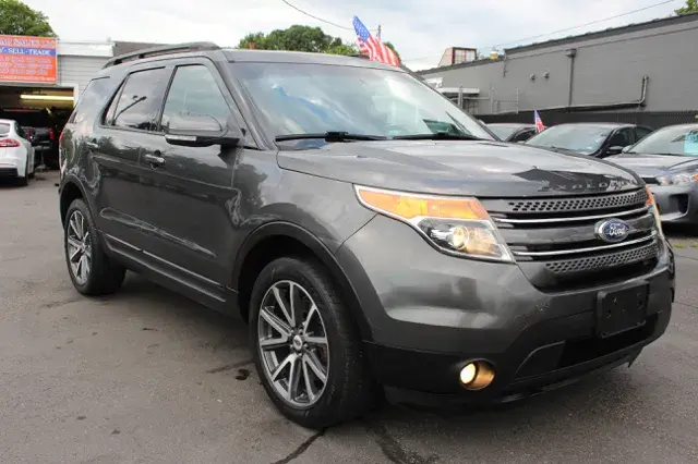2015 Ford Explorer XLT 4x4 photo 3