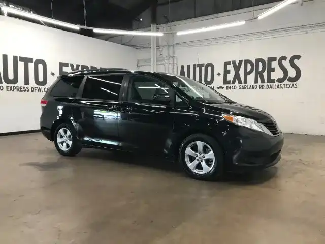 2014 Toyota Sienna LE V6 7-Passenger Access Seat's photo