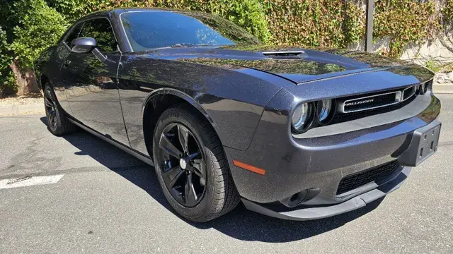 2019 Dodge Challenger SXT Auto photo 3