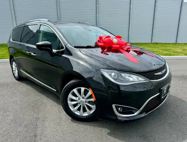 2018 Chrysler Pacifica Touring L's photo