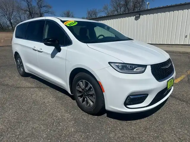 2024 Chrysler Pacifica Hybrid Select PHEV's photo