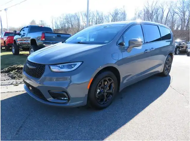 2022 Chrysler Pacifica Hybrid Touring L Hybrid's photo