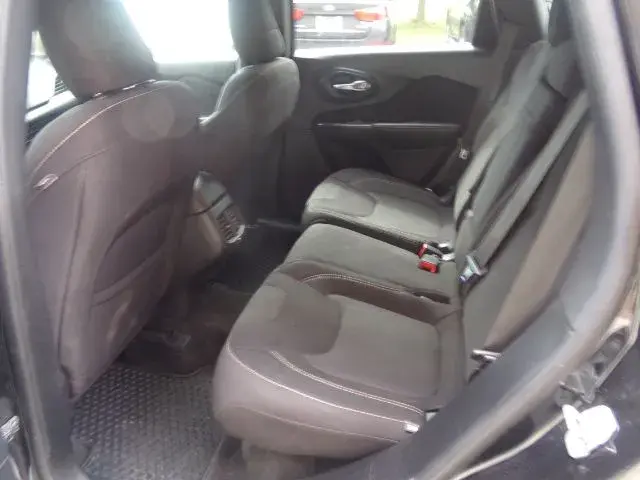 2015 Jeep Cherokee Latitude 4X4 photo 5