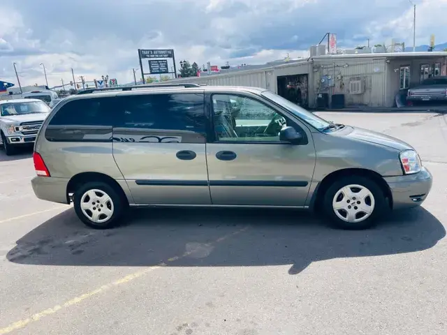 2004 Ford Freestar SE photo 4