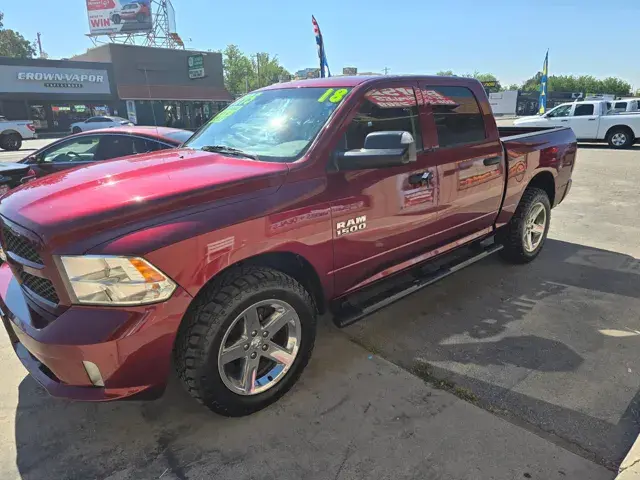 2018 RAM 1500 Express 4x4 Crew Cab 5'7 photo 4