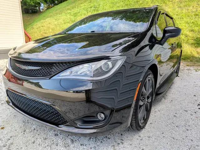 2018 Chrysler Pacifica Touring L photo 4