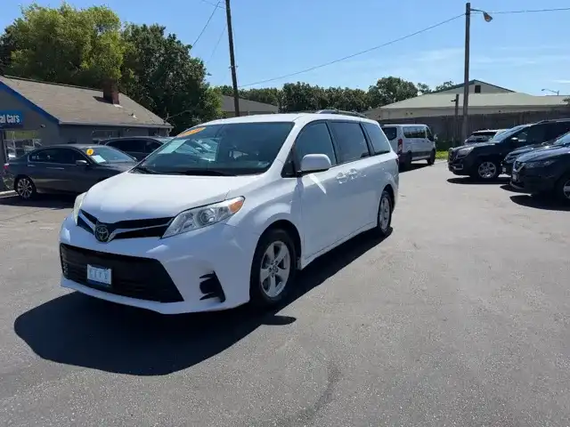 2020 Toyota Sienna LE V6 7-Passenger Access Seat FWD's photo