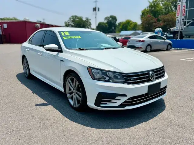 2018 Volkswagen Passat 2.0T R-Line Auto's photo