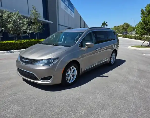 2017 Chrysler Pacifica Touring-L's photo