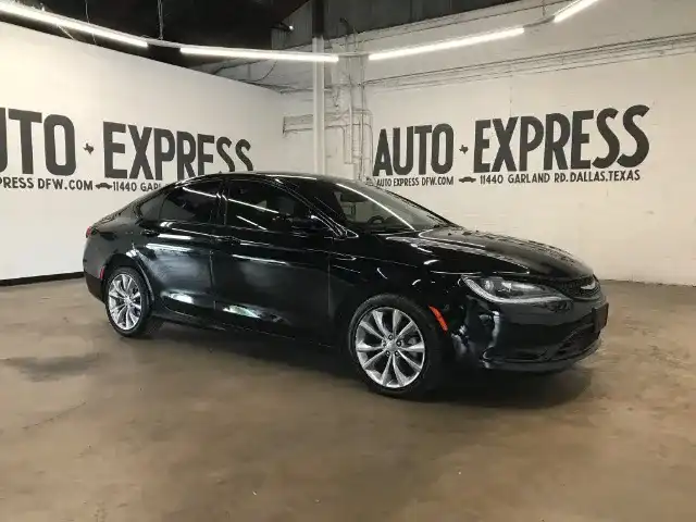2015 Chrysler 200 S's photo