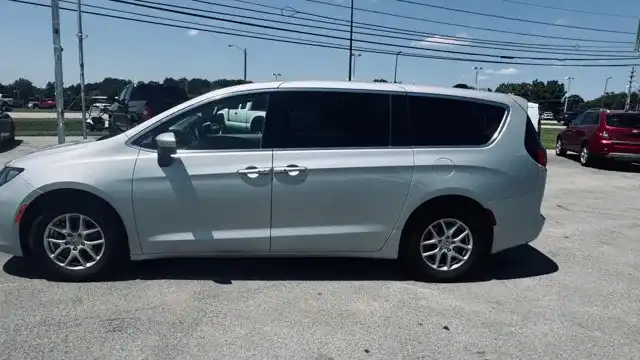 2022 Chrysler Voyager LX's photo