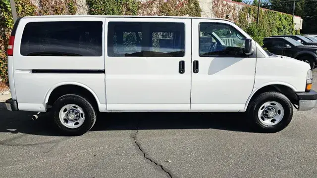 2015 Chevrolet Express LS 3500 photo 4