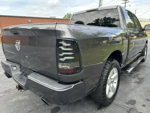 2015 RAM 1500 Express Crew Cab photo 3