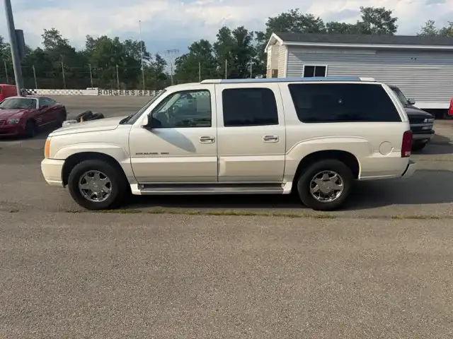 2005 Cadillac Escalade ESV Base's photo