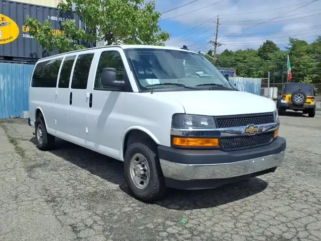 2025 Chevrolet Express 3500 LT Extended's photo