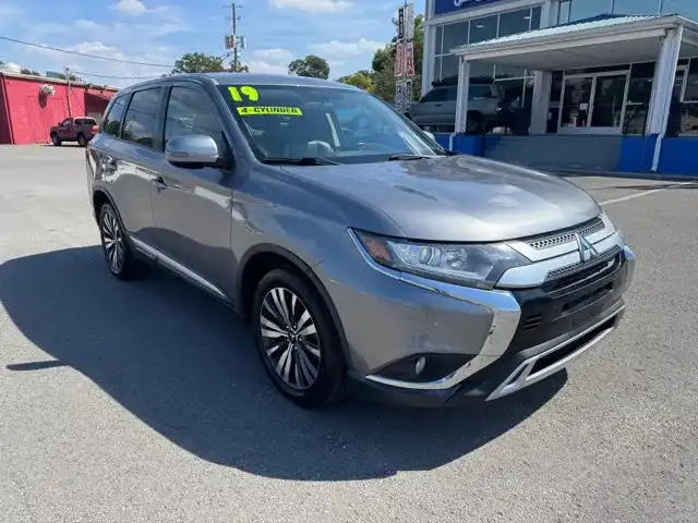 2019 Mitsubishi Outlander SE FWD's photo