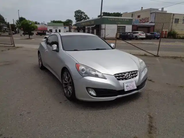 2010 Hyundai Genesis Coupe 3.8 Track's photo