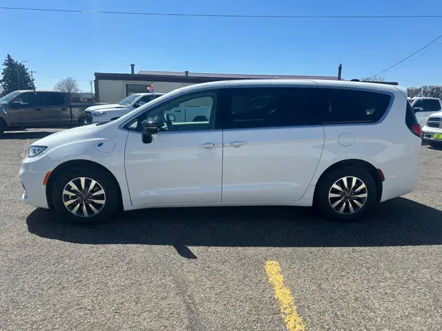 2024 Chrysler Pacifica Hybrid Select PHEV photo 3