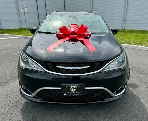 2018 Chrysler Pacifica Touring L photo 3
