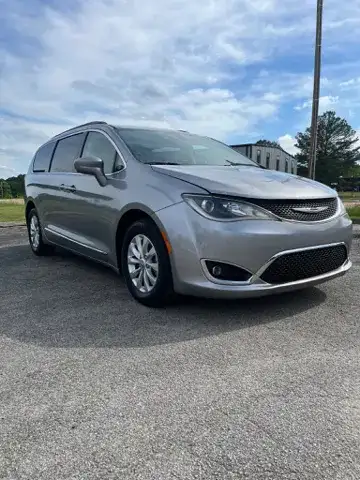 2017 Chrysler Pacifica Touring-L's photo