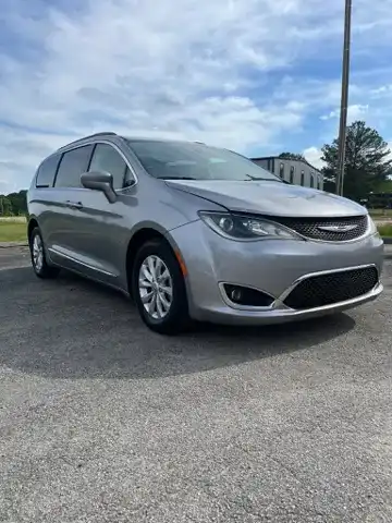 2017 Chrysler Pacifica Touring-L's photo